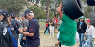 Aficionado se lleva ‘souvenir’ del Gran Premio de México Aficionado se lleva 'souvenir' del Gran Premio de México