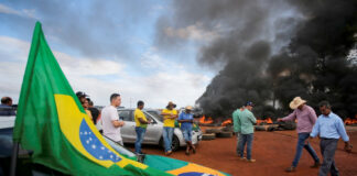 Tras derrota, camioneros apoyan a Bolsonaro con bloqueos Tras derrota, camioneros apoyan a Bolsonaro con bloqueos