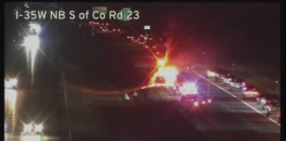 Un automóvil se incendió después de atropellar a un ciervo en la autopista 35W Un automóvil se incendió después de atropellar a un ciervo en la autopista 35W