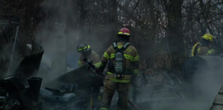 Granero de postes, consumido por las llamas en Eureka Granero de postes, consumido por las llamas en Eureka