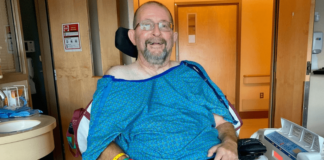 Acusa a la falta de asistentes de atención personal por la pérdida de sus dos piernas Acusa a la falta de asistentes de atención personal por la pérdida de sus dos piernas