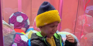 Quiso ganar un peluche en la máquina, pero terminó adentro con los juguetes… Quiso ganar un peluche en la máquina, pero terminó adentro con los juguetes...