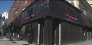 The Saloon, el bar LGBTQ de Minneapolis, aumenta la seguridad tras la tragedia en Colorado Springs The Saloon, el bar LGBTQ de Minneapolis, aumenta la seguridad tras la tragedia en Colorado Springs