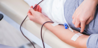 Una madre robó sangre de un hijo para transfundírsela a otros dos hijos: detenida y acusada de tortura infantil Una madre robó sangre de un hijo para transfundírsela a otros dos hijos: detenida y acusada de tortura infantil