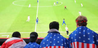 Fanáticos de Estados Unidos e Inglaterra se reunión en Minneapolis para vivir el partido Fanáticos de Estados Unidos e Inglaterra se reunión en Minneapolis para vivir el partido