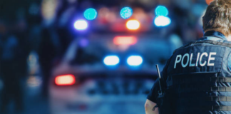 Investigación: encontraron bolsitas con folletos sobre la supremacía blanca en su interior Investigación: encontraron bolsitas con folletos sobre la supremacía blanca en su interior