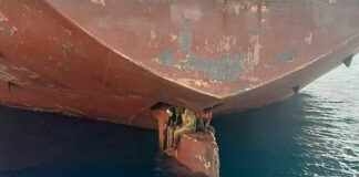 Tres migrantes viajan 11 días en la pala del timón de un petrolero Tres migrantes viajan 11 días en la pala del timón de un petrolero