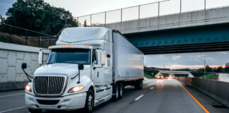 Puente mata a hombre que bailaba sobre trailer, en Texas Puente mata a hombre que bailaba sobre trailer, en Texas