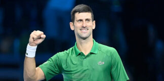 Australia quita prohibición de entrada a Novak Djokovic El tenista serbio Novak Djokovic podrá disputar el Abierto de Australia, en enero de 2023, al levantarle la prohibición de entrada al país a raíz de la polémica surgida la pasada edición cuando trató de disputar el torneo sin estar vacunado contra la covid-19, uno de los requisitos. El ministro australiano de Inmigración, Andrew Giles, ha decidido que Djokovic pueda, si así lo desea, solicitar un visado para participar en el campeonato que se disputa en Melbourne, confirmó este martes a EFE una fuente gubernamental, que pide no ser identificada al no estar autorizada a hablar con la prensa. El tenista serbio, que busca ganar su vigésimo segundo Grand Slam -y empatar con el español Rafael Nadal-, aún no ha confirmado su participación en el torneo australiano, donde ha ganado en nueve ocasiones.   Djokovic fue deportado por las autoridades australianas a mediados de enero de este año, poco antes del inicio del Abierto de Australia, al tratar de entrar al país con una exención médica con el objetivo de disputar el torneo, el primer grande de la temporada, sin estar vacunado. A su llegada al país, el Gobierno australiano, entonces en manos de la coalición Liberal-Nacional, lo retuvo en el aeropuerto al cuestionar la validez de esa exención e intentó deportar al deportista por contravenir las medidas contra la covid-19, que por entonces obligaba a los viajeros a tener la pauta completa de la vacuna contra el virus o un justificante válido. Djokovic, que estuvo encerrado en un hotel custodiado por inmigración, apeló la decisión de las autoridades. Tras una intensa batalla judicial, el pleno del Tribunal Federal Australiano consideró que la presencia del jugador en el país oceánico suponía un riesgo para la salud y el orden público dado que podía alentar protestas de los movimientos antivacunas. El tenista finalmente fue deportado y se le impuso una prohibición de entrada al país durante tres años. Los abogados de Djokovic en Australia buscaban desde hace meses la suspensión de esta prohibición de entrada al argumentar que el país oceánico ya ha levantado todas las restricciones impuestas por la pandemia. El escándalo de Djokovic se produjo en un momento en que Australia, que cerró férreamente las fronteras durante la crisis sanitaria, se enfrentaba a un aumento casos de la covid-19.