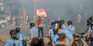 Acuerdan pagar 600,000 dólares a 12 manifestantes heridos en protestas tras la muerte de Floyd Acuerdan pagar 600,000 dólares a 12 manifestantes heridos en protestas tras la muerte de Floyd