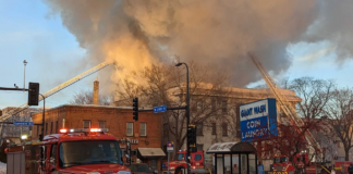Impresionante incendio en un edificio de apartamentos vacíos en Minneapolis Impresionante incendio en un edificio de apartamentos vacíos en Minneapolis