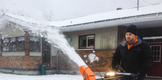 Se vino la nieve: talleres repletos de sopladores de nieve para reparación Se vino la nieve: talleres repletos de sopladores de nieve para reparación