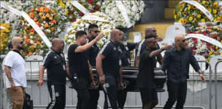 Escenas de dolor en el funeral de Pelé en el estadio del Santos Las imágenes del funeral de Pelé en el estadio del Santos