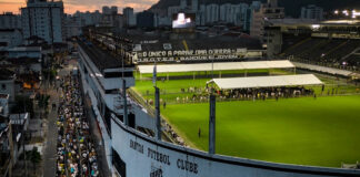 Miles de fans acompañan a Pelé hacia su descanso eterno Miles de fans acompañan a Pelé hacia su descanso eterno