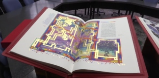 Una imprenta de Twin Cities dona una copia de la Biblia de San Juan a la Iglesia Católica St. Odilia Una imprenta de Twin Cities dona una copia de la Biblia de San Juan a la Iglesia Católica St. Odilia