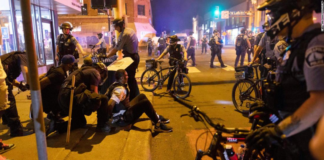 Una mujer está demandando a dos policías de Minneapolis por empujarla y herirla Una mujer está demandando a dos policías de Minneapolis por empujarla y herirla