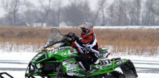 Grave accidente en una carrera de motos de nieve en Nisswa Grave accidente en una carrera de motos de nieve en Nisswa