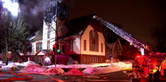 El campanario y el techo de una iglesia en el lado este de St. Paul, totalmente carbonizados El campanario y el techo de una iglesia en el lado este de St. Paul, totalmente carbonizados