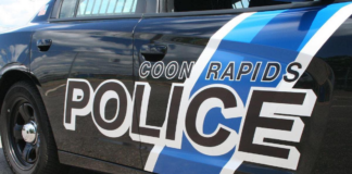 Oficial de policía de Coon Rapids fue atropellado por una camioneta: se salvó de milagro Oficial de policía de Coon Rapids fue atropellado por una camioneta: se salvó de milagro