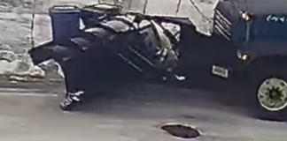 Un camión de limpieza de nieve de St. Paul chocó y derribó varios contenedores de basura Un camión de limpieza de nieve de St. Paul chocó y derribó varios contenedores de basura