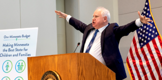 Walz anuncia presupuesto por dos años: más de $17 mil millones para cheques directos Walz anuncia presupuesto por dos años: más de $17 mil millones para cheques directos