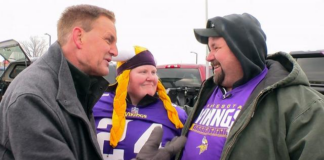 Un hombre le pidió matrimonio a su novia en el partido entre los Vikings y Green Bay Un hombre le pidió matrimonio a su novia en el partido entre los Vikings y Green Bay