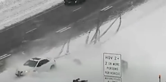 Bajó de su automóvil tras salirse de la carretera y fue atropellado Bajó de su automóvil tras salirse de la carretera y fue atropellado