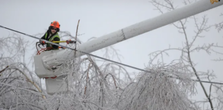 Los trabajadores que reparan las líneas eléctricas caídas por la nieve están extenuados… Los trabajadores que reparan las líneas eléctricas caídas por la nieve están extenuados...
