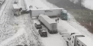 Las grúas hacen horas extras para llegar a todas las personas varadas en sus autos en medio de la nieve Las grúas hacen horas extras para llegar a todas las personas varadas en sus autos en medio de la nieve