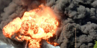 Incendio en planta rural de Illinois liberó sustancias tóxicas Gran incendio devora planta química rural de Illinois