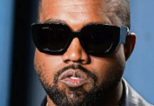 Kanye West le arrebata a una mujer su celular en la calle Kanye West le arrebata a una mujer su celular en la calle