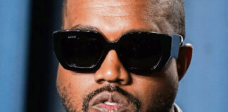 Kanye West le arrebata a una mujer su celular en la calle Kanye West le arrebata a una mujer su celular en la calle