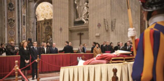 Papa Francisco preside misa por Benedicto XVI en el funeral Papa Francisco preside misa por Benedicto XVI en el funeral