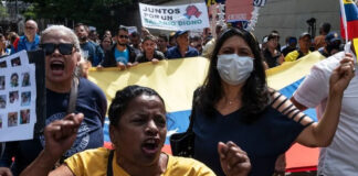 En Venezuela nada alcanza; ganan bolívares y pagan en dólares En Venezuela nada alcanza; ganan bolívares y pagan en dólares