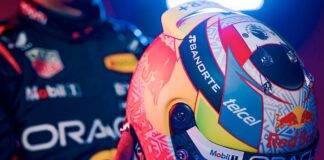 Checo Pérez bromea con nuevo casco de un ‘Avenger’ Checo Pérez presume nuevo casco de un ‘Avenger’
