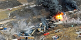 CEO de empresa ferroviaria visita zona de desastre de Ohio CEO de empresa ferroviaria visita zona de desastre de Ohio