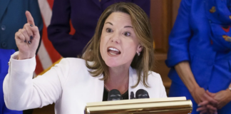 La representante estadounidense Angie Craig fue asaltada en un ascensor de su edificio en Washington La representante estadounidense Angie Craig fue asaltada en un ascensor de su edificio en Washington