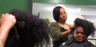 Walz firmó la ley CROWN, que elimina la discriminación por peinados o trenzas usados por distintas etnias Walz firmó la ley CROWN, que elimina la discriminación por peinados o trenzas usados por distintas etnias