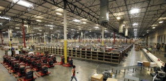 Protesta de los trabajadores de Amazon en Shakopee tras el cierre del depósito Protesta de los trabajadores de Amazon en Shakopee tras el cierre del depósito