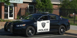 Un hombre murió tras ser encontrado gravemente herido frente a una casa de Brooklyn Park Un hombre murió tras ser encontrado gravemente herido frente a una casa de Brooklyn Park