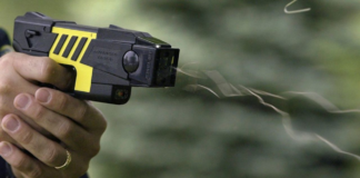 Lo atacó y le robó una Taser a un policía en una pelea: fue acusado de 13 delitos Lo atacó y le robó una Taser a un policía en una pelea: fue acusado de 13 delitos