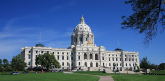Cámara de Minnesota: proyecto de ley que da licencia por enfermedad acumulada a todos los trabajadores Cámara de Minnesota: proyecto de ley que da licencia por enfermedad acumulada a todos los trabajadores