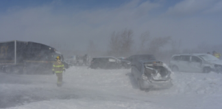 Muere conductor que se estrella contra un banco de nieve y vuelca, en Centennial Lakes Muere conductor que se estrella contra un banco de nieve y vuelca, en Centennial Lakes