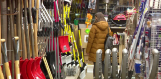 Gran demanda en ferreterías locales por la mega tormenta de nieve que se viene… Gran demanda en ferreterías locales por la mega tormenta de nieve que se viene...