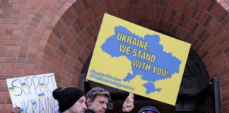 Los minnesotanos ucranianos y sus seguidores se reunieron para conmemorar un año de guerra Los minnesotanos ucranianos y sus seguidores se reunieron para conmemorar un año de guerra