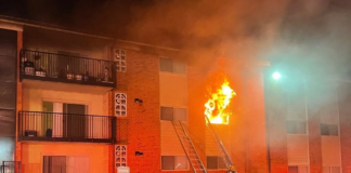 Varios equipos de bomberos trabajan para apagar un incendio en una casa de Avenue South Varios equipos de bomberos trabajan para apagar un incendio en una casa de Avenue South