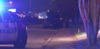 Buscan a sospechoso luego de que tres personas resultaron heridas en un tiroteo en el North Loop Buscan a sospechoso luego de que tres personas resultaron heridas en un tiroteo en el North Loop