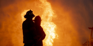 Bombero herido y dos camiones autobombas dañados en explosión de silo en Douglas Bombero herido y dos camiones autobombas dañados en explosión de silo en Douglas
