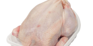 Una mujer de Eagle Lake enfrenta múltiples cargos tras golpear a un hombre con “un pollo entero” Una mujer de Eagle Lake enfrenta múltiples cargos tras golpear a un hombre con "un pollo entero"