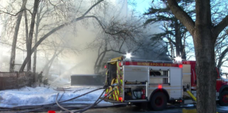 Dos oficiales de policía de Minneapolis rescataron a una pareja de ancianos de una casa en llamas Dos oficiales de policía de Minneapolis rescataron a una pareja de ancianos de una casa en llamas